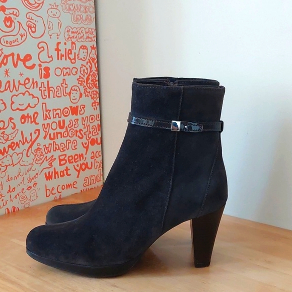 La Canadienne brown suede heel booties
